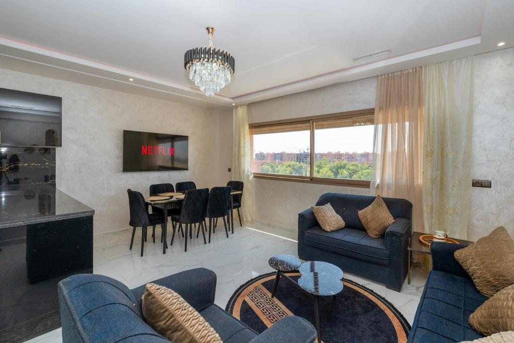 Μια τηλεόραση ή/και κέντρο ψυχαγωγίας στο Superbe Appart 3 pièces Moderne, Confort avec vue panoramique sur Marrakech plein centre à 7 min a pied de Gueliz