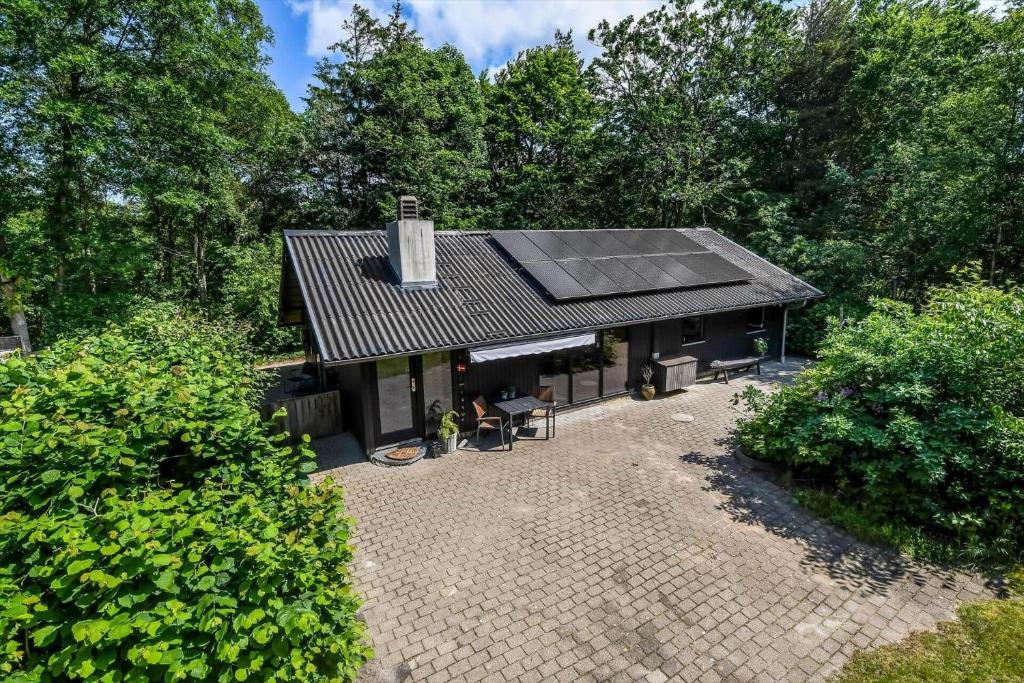 海默特C11249-Hemmet-Raevekrogen-88的享有带太阳能屋顶房屋的空中景致