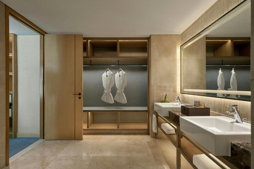 Club Lounge Access, Premier Suite, 1 King, Grand Opera Tower