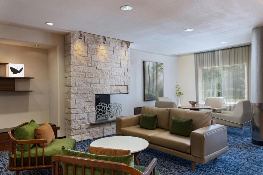 フレデリックスバーグにあるFairfield Inn & Suites by Marriott Fredericksburg Texasのソファと暖炉のあるリビングルーム
