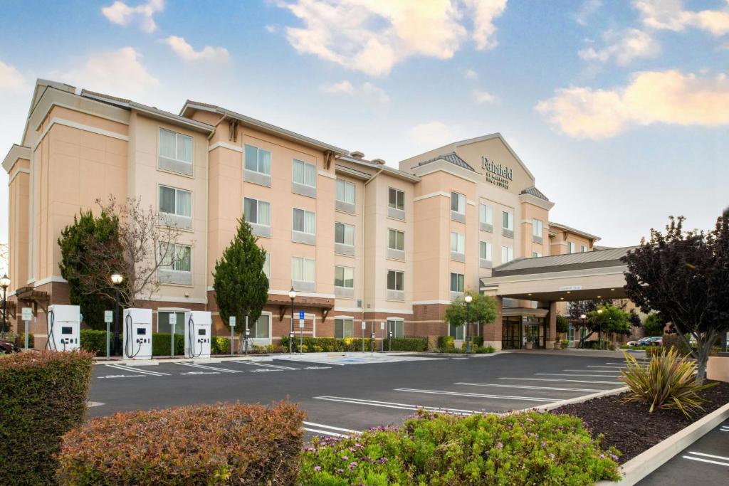 サンタマリアにあるFairfield Inn & Suites Santa Mariaの駐車場付きホテル
