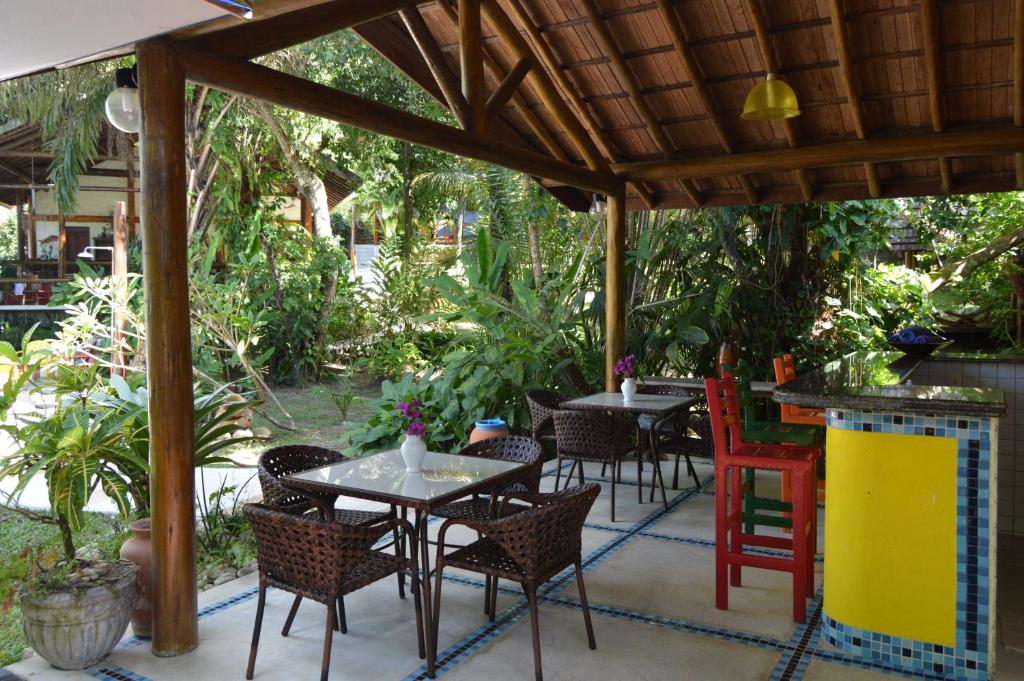 Um jardim no exterior de Atmosphera Pousada