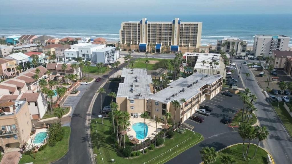 - une vue aérienne sur une ville avec des bâtiments et l'océan dans l'établissement Surfside I #303 condo, à South Padre Island