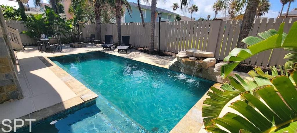 サウス・パドレ・アイランドにあるPadre Beach House homeの裏庭のスイミングプール