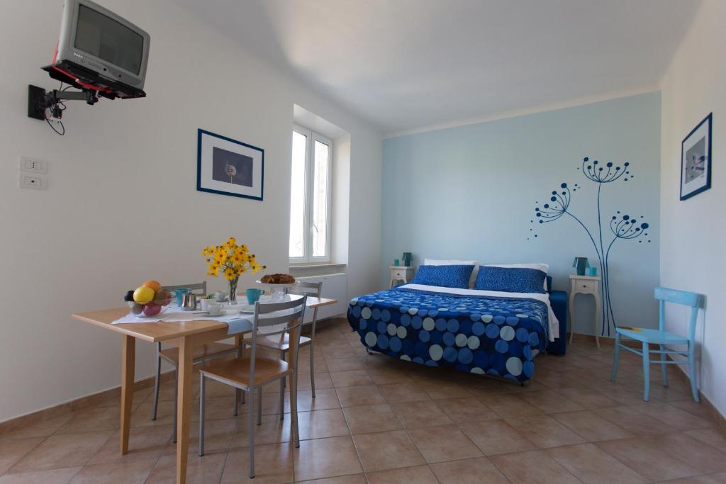 CampofiloneにあるDa Zarèのベッドルーム1室(ベッド1台、テーブル、椅子付)