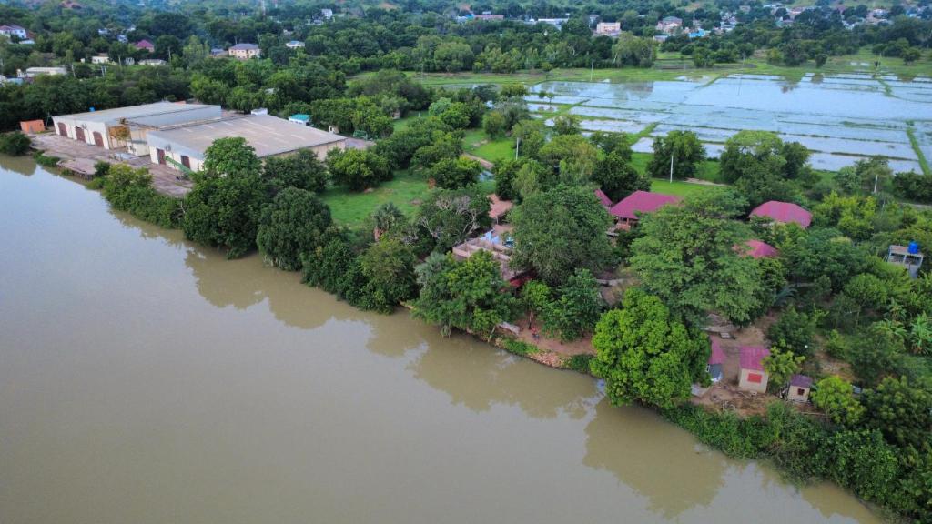 una vista aerea di una casa su un'isola in un fiume di Riverside Lodge Bansang a Bansang