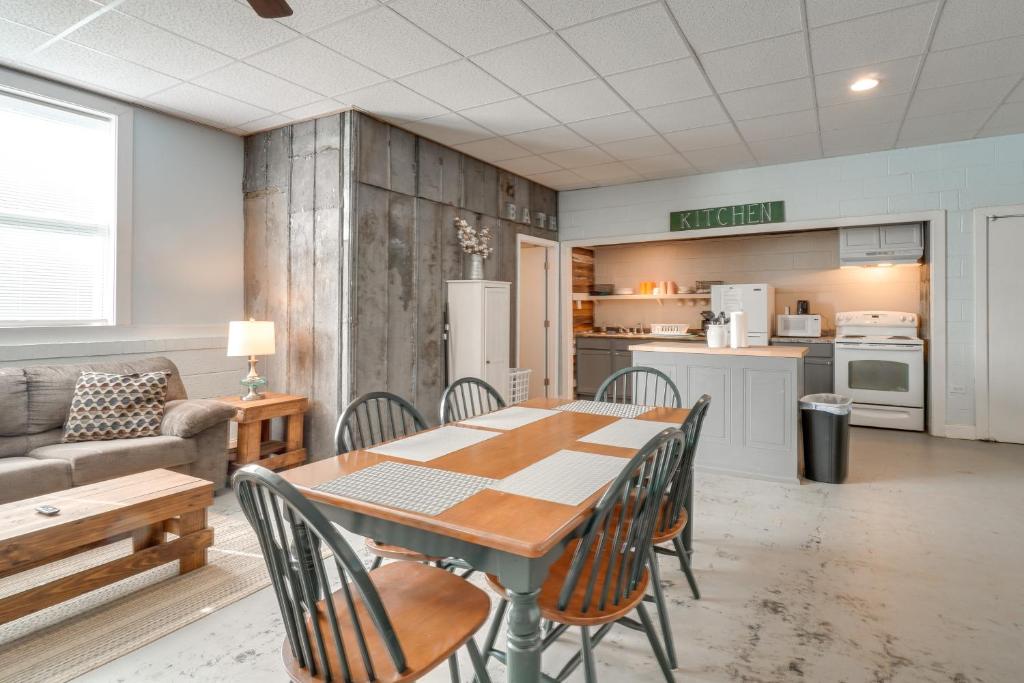 Una cocina y un comedor con mesa y sillas. en ATV Adventures Await Tennessee Riverside Retreat, en Briceville