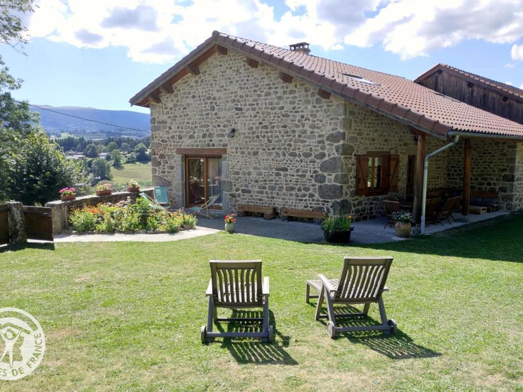 Gallery image of Gîte confortable avec sauna, cheminée, jardin, proche station de ski - FR-1-496-39 in Chevelière