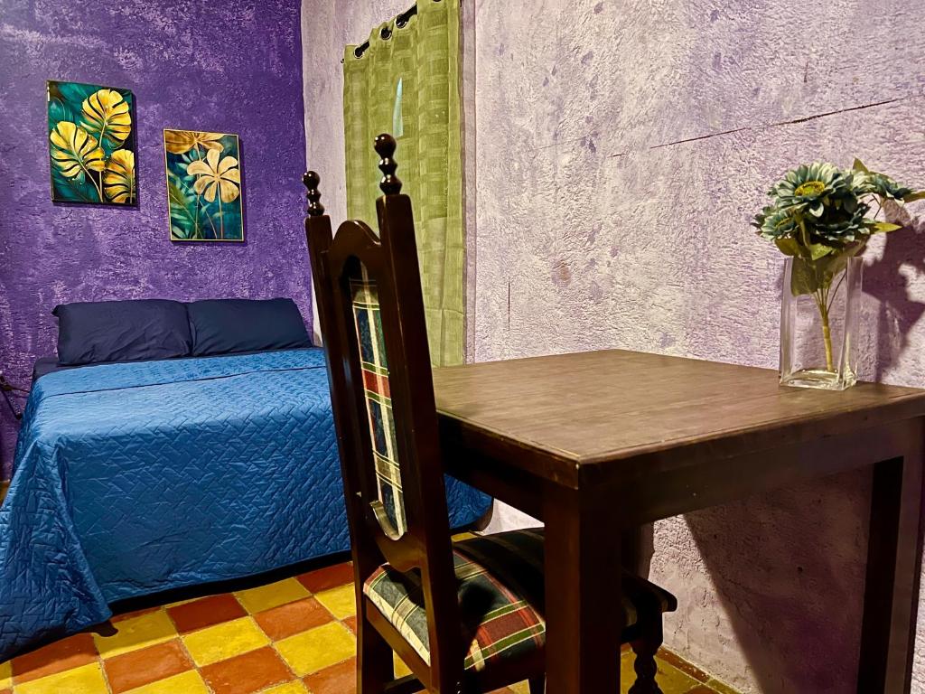 Katil atau katil-katil dalam bilik di Private suite with private bathroom - Wonderland B&B - Shuttle services available
