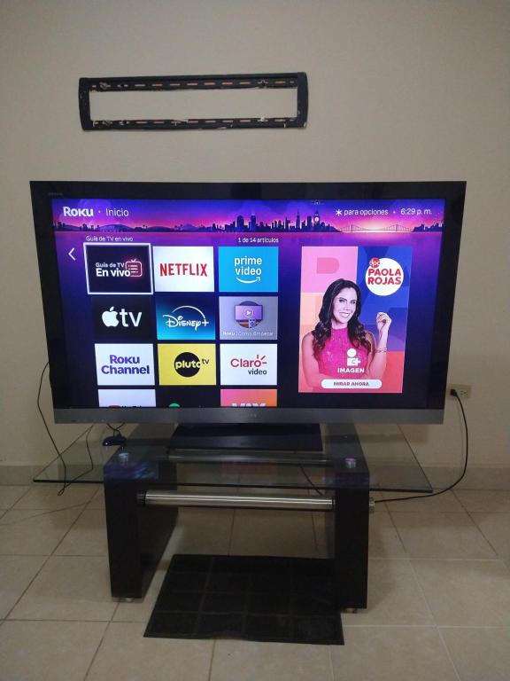 a flat screen tv sitting on a table at Casa con aire acondicionado en habitación in Tuxtla Gutiérrez