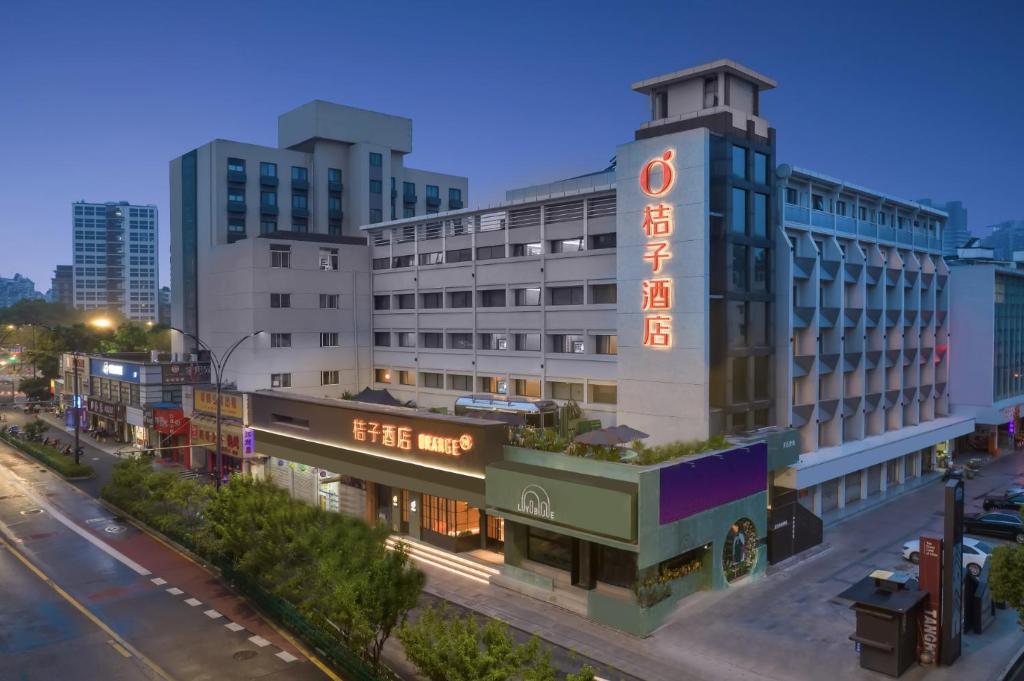 een gebouw met een uithangbord aan de zijkant bij Orange Hotel Hangzhou Joy City in Hangzhou