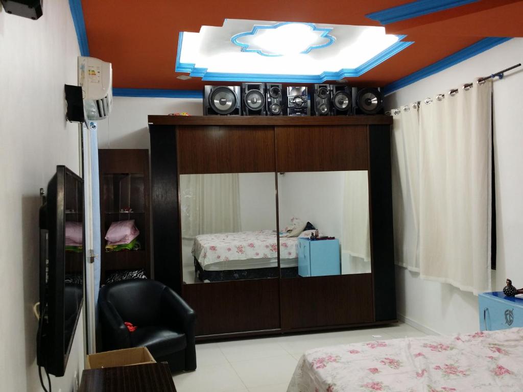 Zimmer mit einem Schlafzimmer mit Spiegel und Lautsprechern in der Unterkunft Residencial Adam Lima in Belém
