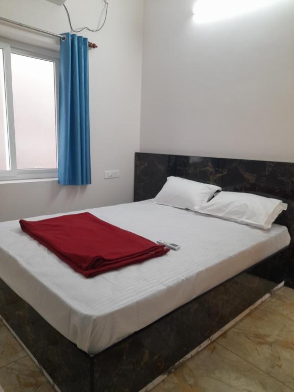 Ένα ή περισσότερα κρεβάτια σε δωμάτιο στο Srivaari Residency Villa