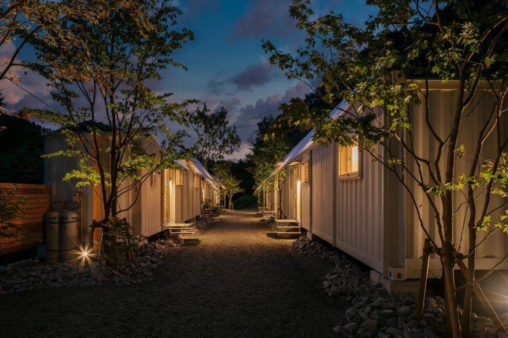 eine Häuserreihe bei Nacht in der Unterkunft NANUKA hotel in Kirishima