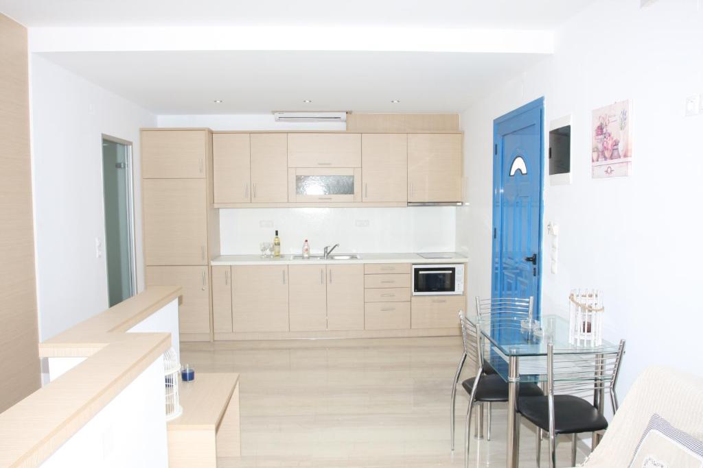 Kuchyň nebo kuchyňský kout v ubytování SunOrama Apts-Studios