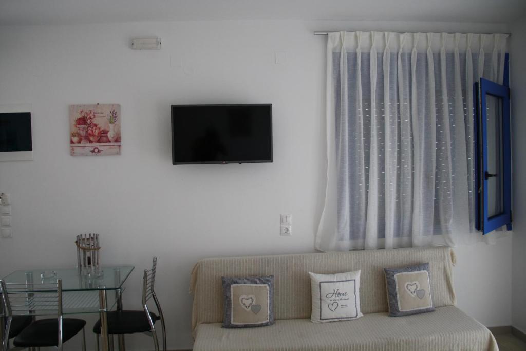 TV a/nebo společenská místnost v ubytování SunOrama Apts-Studios
