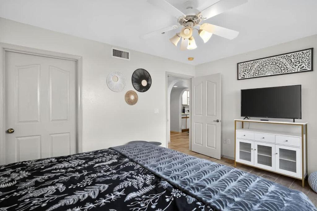 Un dormitorio con una cama y un televisor de pantalla plana. en Bell Rock Casita King Size Bed w Cozy Fireplace, en Sedona