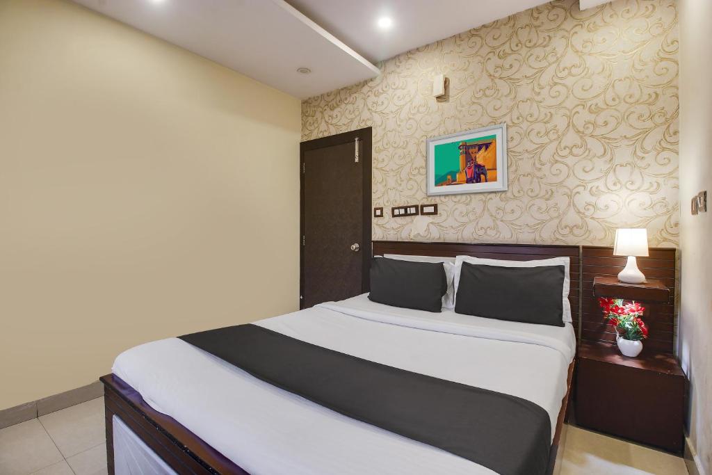 Postel nebo postele na pokoji v ubytování Hotel O Grand Sandarshini Inn Near MGBS Bus station