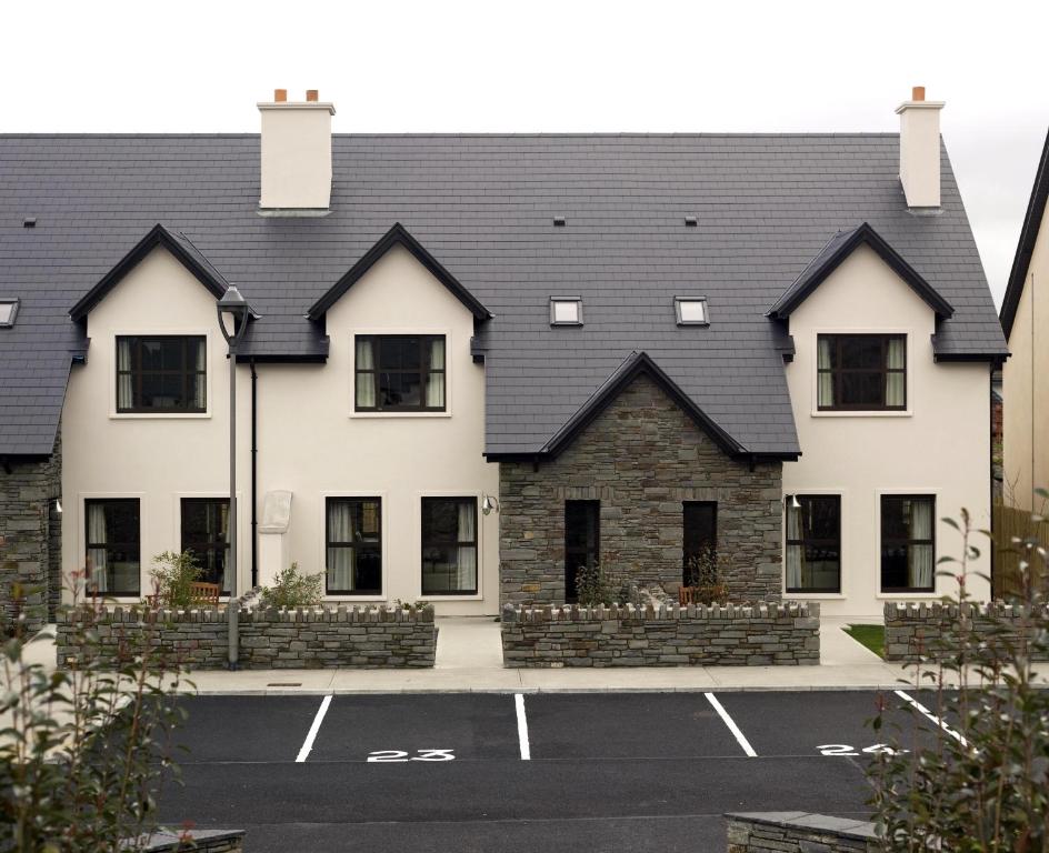 una casa con techo negro en Kenmare Bay Hotel Lodges, en Kenmare