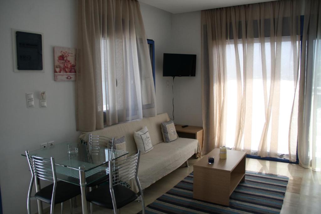 TV a/nebo společenská místnost v ubytování SunOrama Apts-Studios