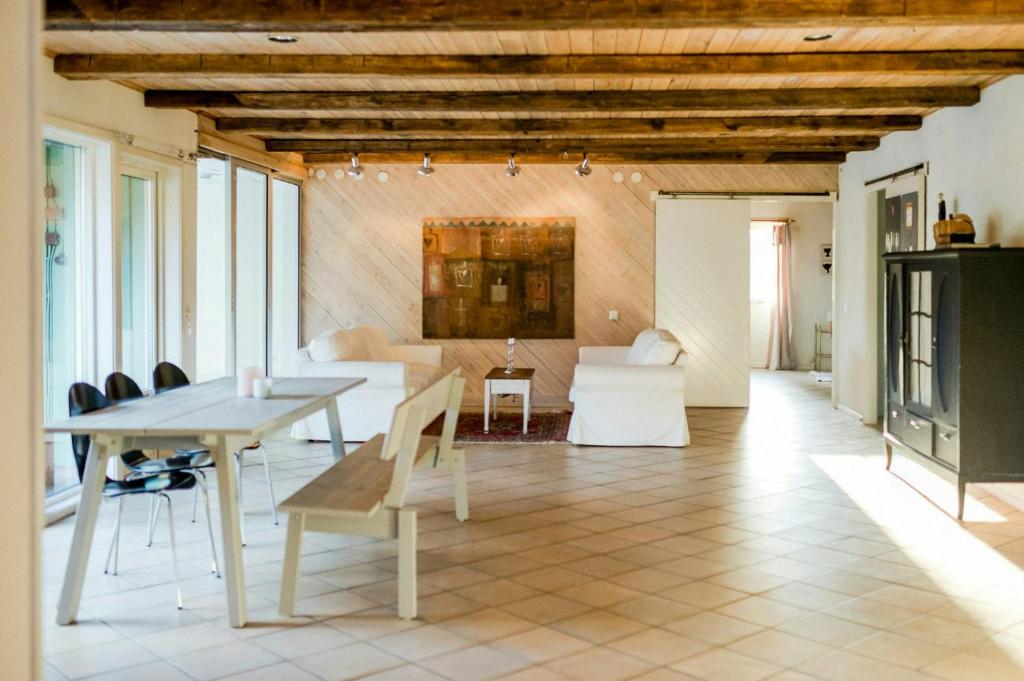 een woonkamer met een tafel en stoelen bij Creative Hideaway By Hållsviken Bay in Trosa