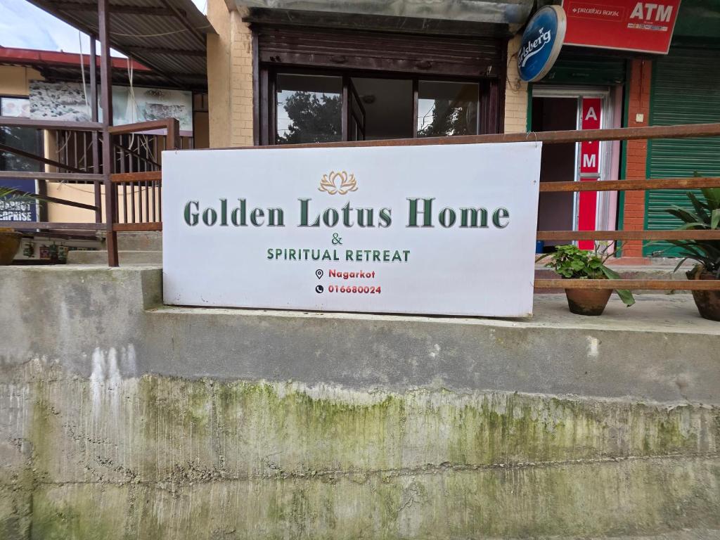 un panneau pour une maison de lotus doré devant un bâtiment dans l'établissement Hotel Golden Lotus, à Bhaktapur