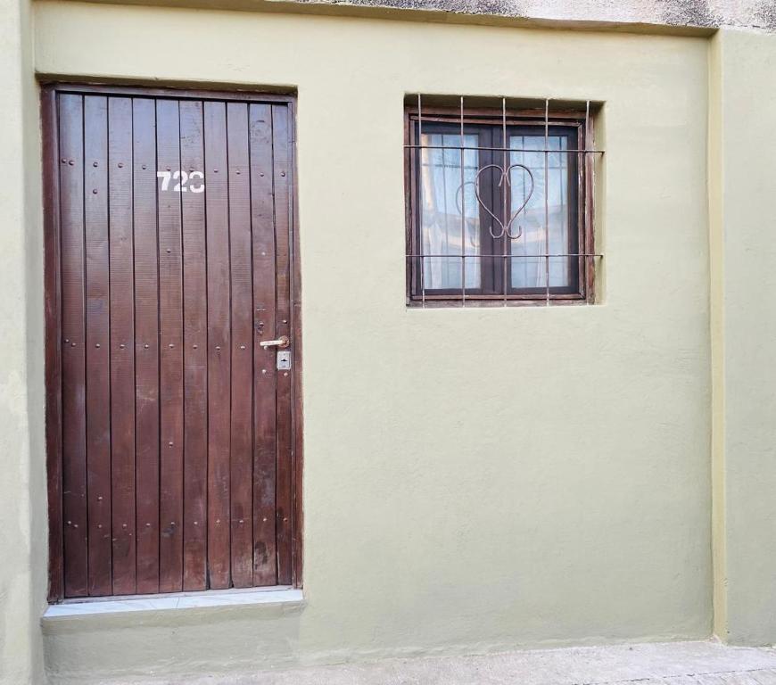 eine Tür und ein Fenster auf der Seite eines Gebäudes in der Unterkunft Iberá in Mercedes