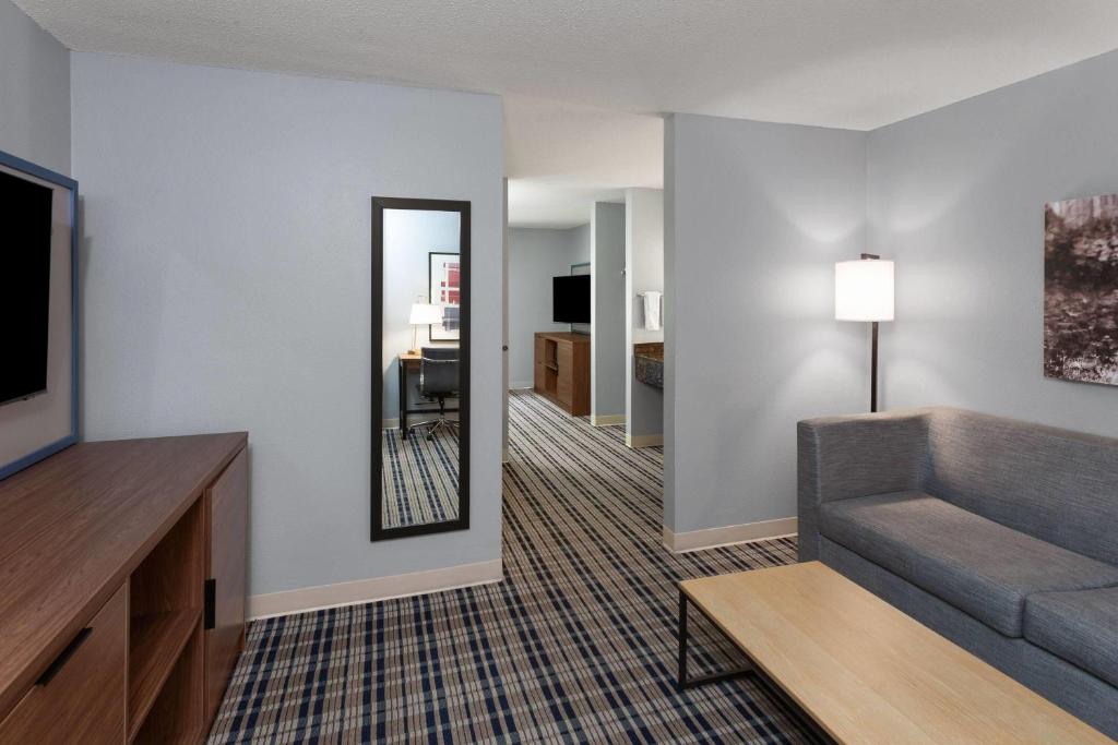 AmericInn by Wyndham West Salem - Suite King Superior Com 1 Quarto - Não Fumador