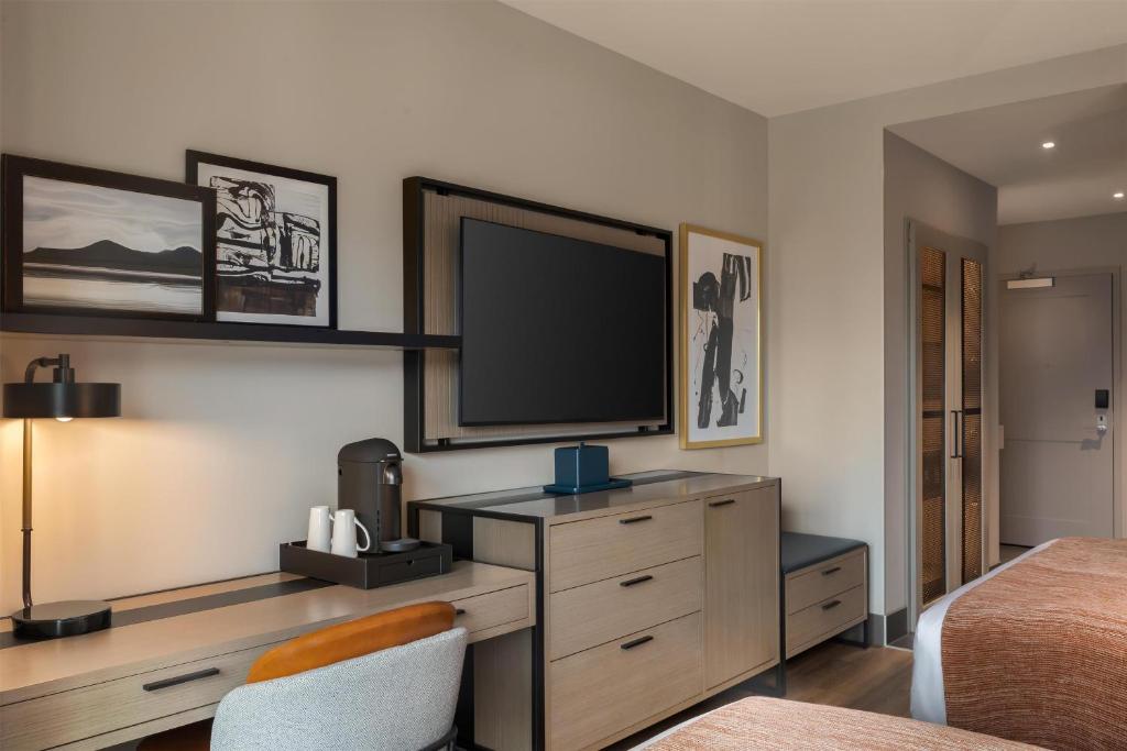Hotel Avail Rogers, Tapestry Collection By Hilton - Suite Met Queensize Bed - Toegankelijk Voor Gehoor