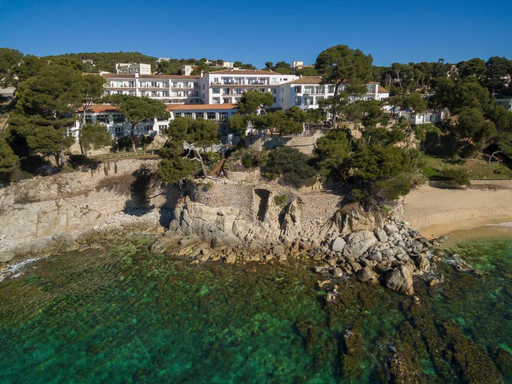 uma vista aérea de uma villa numa costa rochosa em Park Hotel San Jorge & Spa by Escampa Hotels em Platja d'Aro