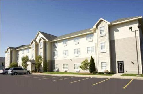 un gran edificio con un coche aparcado en un aparcamiento en Americas Best Value Inn Three Rivers en Three Rivers