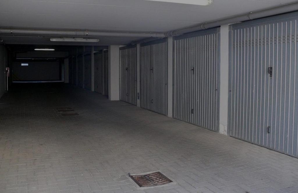 Hotel Softwave Wellness Home strasbourg with garage included, an empty hallway of an empty parking garage at Softwave Wellness Home strasbourg with garage included in Strasbourg