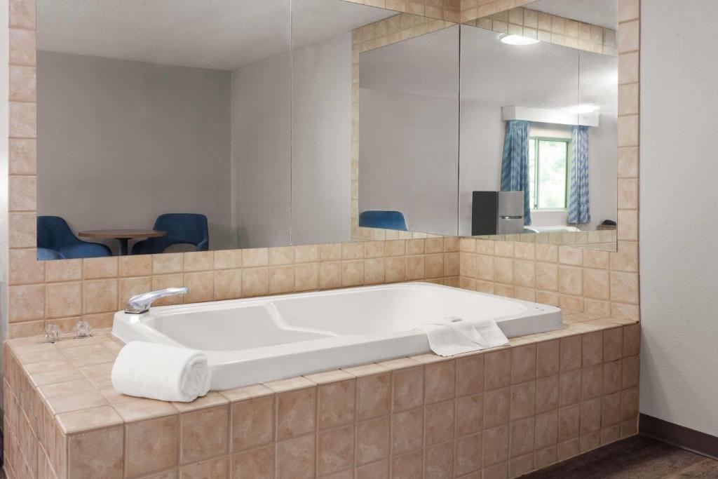 Days Inn & Suites by Wyndham Kaukauna WI - Suite Met Kingsize Bed - Niet-roken