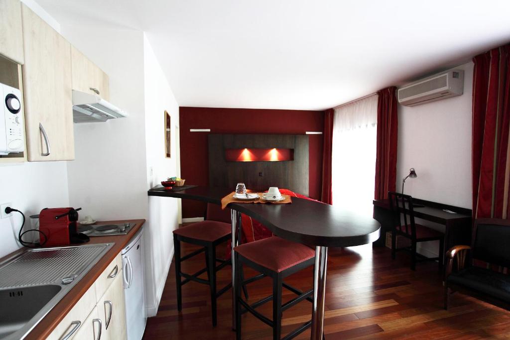 Kuchyň nebo kuchyňský kout v ubytování Hôtel la Scala
