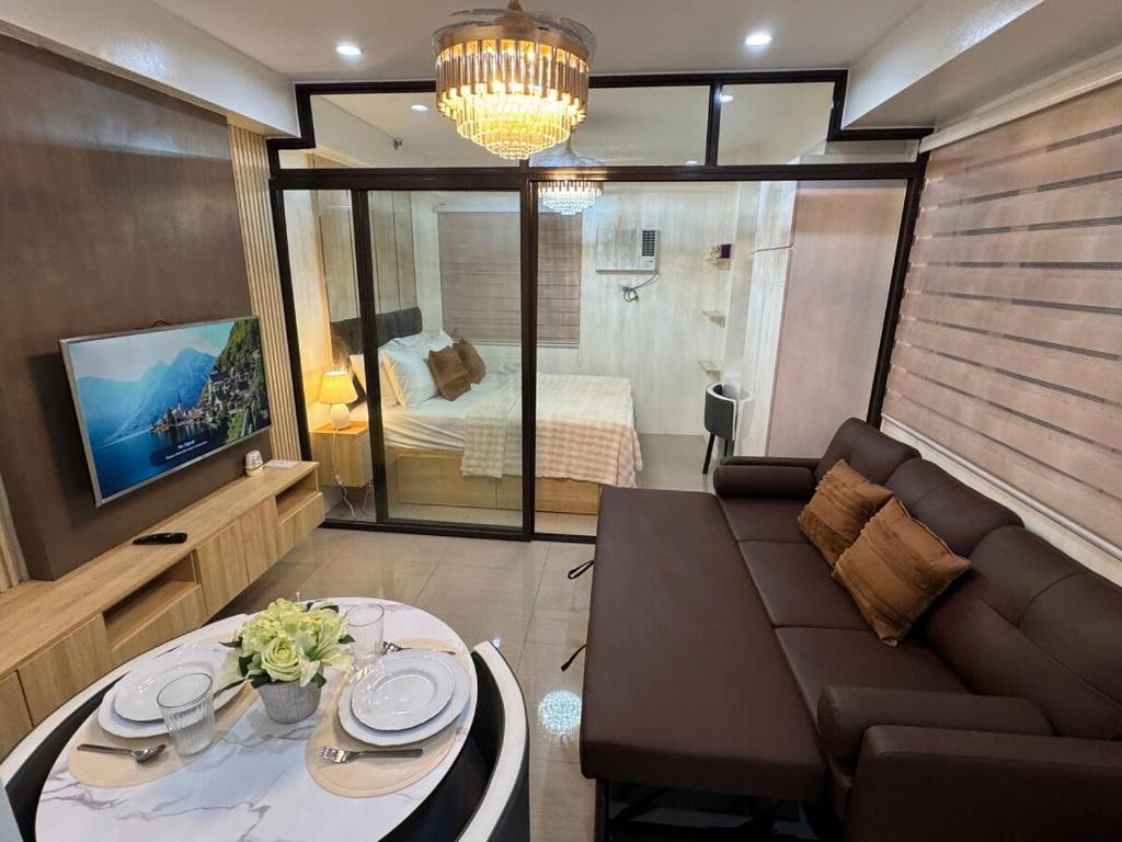 Et opholdsområde på Sunny side Cityscape C2 RM 1716 Shore Residences by Prime Stay MOA