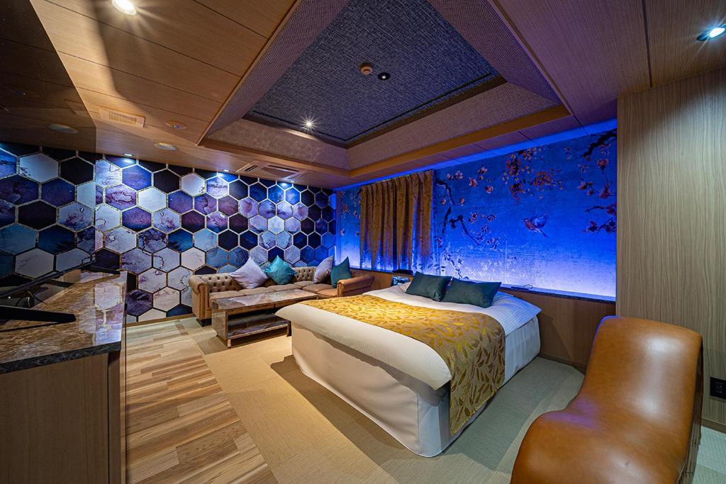 une chambre avec un lit et un canapé dans l'établissement HOTEL FIVE plus -Adult Only-, à Osaka