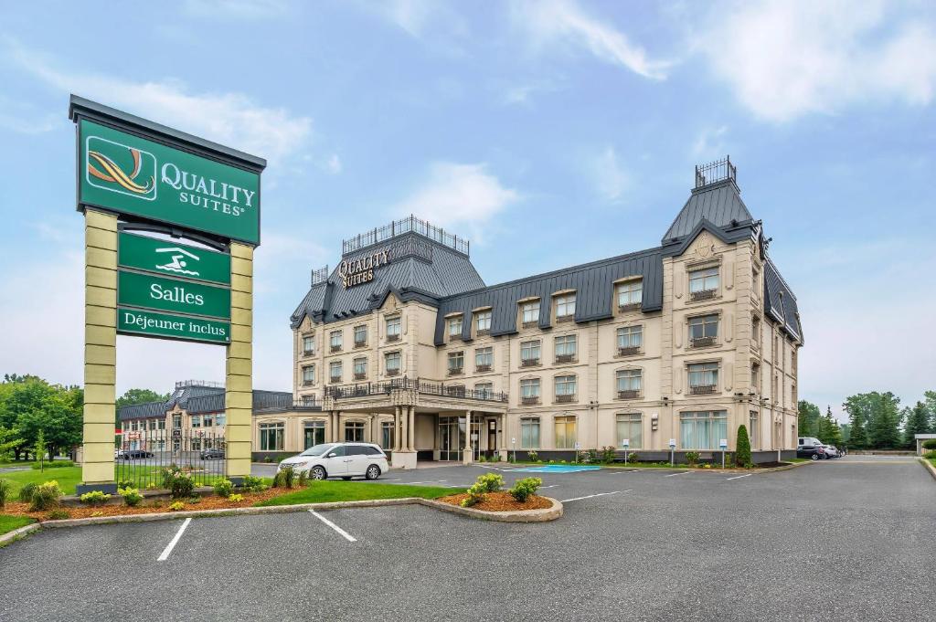 un edificio con un coche aparcado delante en Quality Suites, en Drummondville
