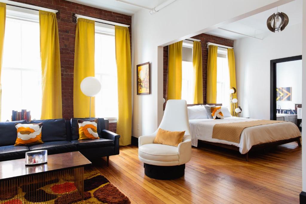 Postel nebo postele na pokoji v ubytování The Dwell Hotel, a Member of Design Hotels