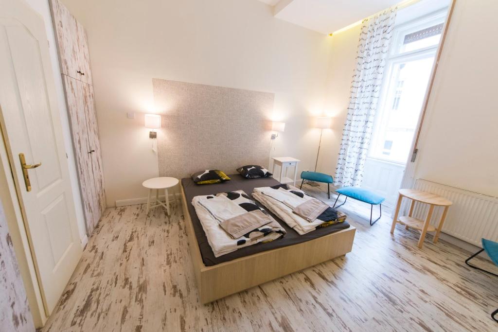 1 dormitorio con 1 cama, mesa y sillas en Central 5 Guest House, en Budapest