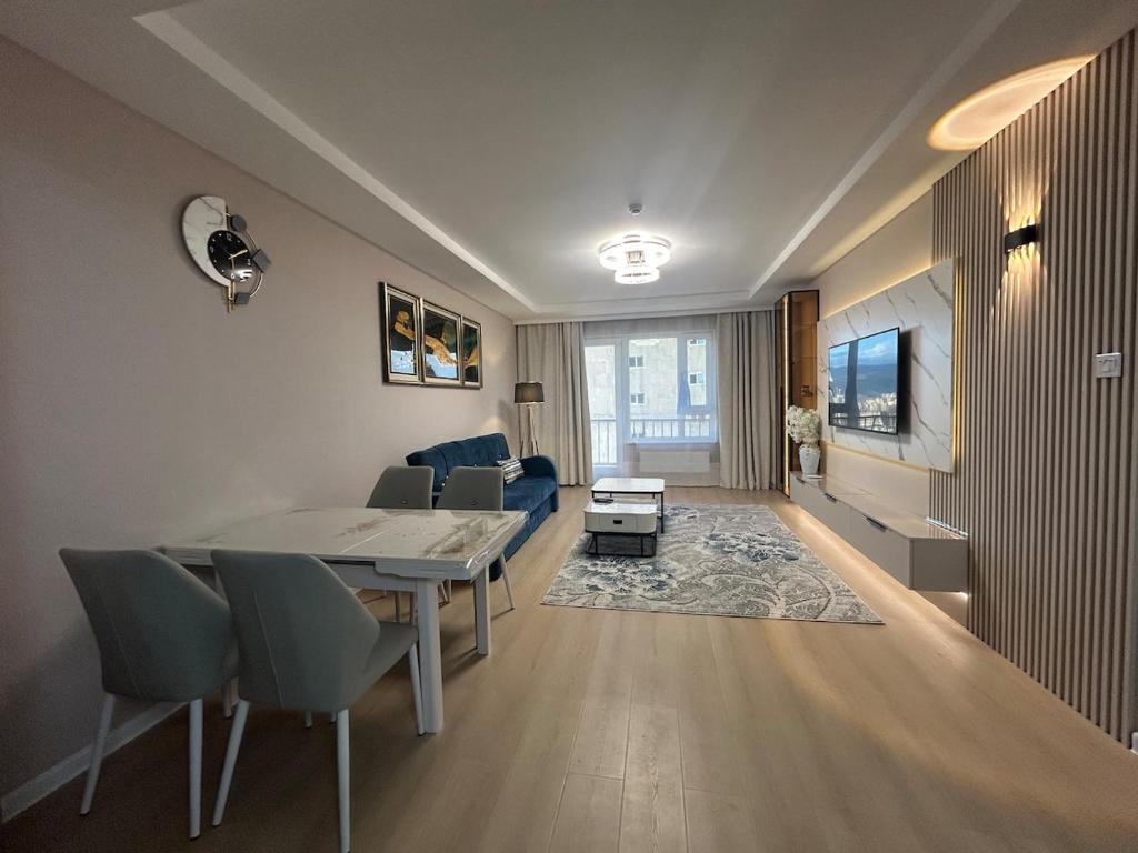 Μια τηλεόραση ή/και κέντρο ψυχαγωγίας στο Cosy 2 bedroom apartment