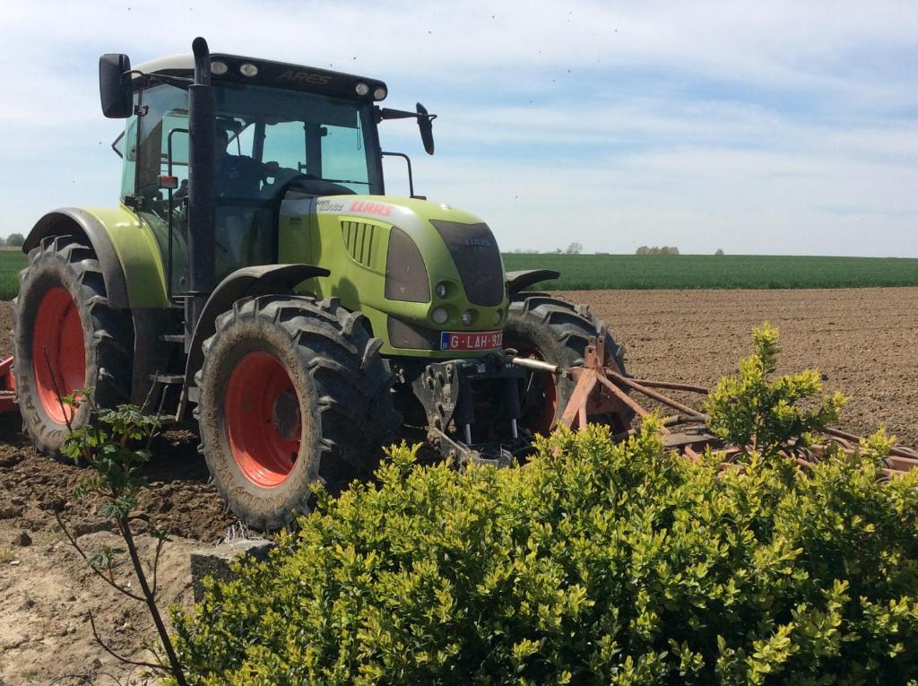 un tractor verde está estacionado en un campo en Holiday home Het Zeugekot, en Beveren