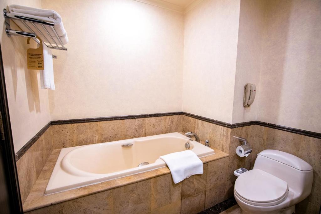 Phòng tắm tại TTC Imperial Hotel