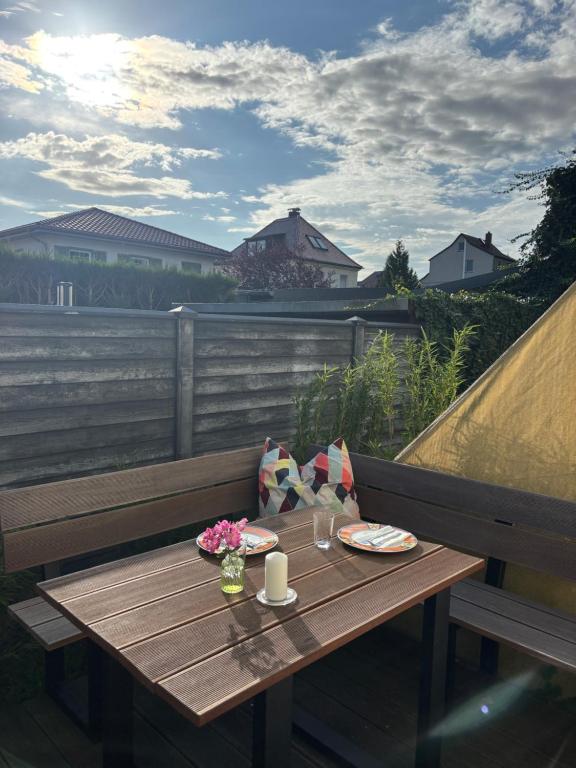 a wooden table with a plate of food on a balcony at die Senfbude - wunderschöne Apartments für 4 Personen mit Terrasse & Stellplatz in Leipzig