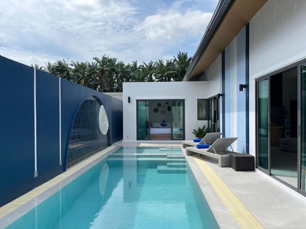 une piscine dans l'arrière-cour d'une maison dans l'établissement Aonang Selena Pool Villa, à Ban Chong Phli