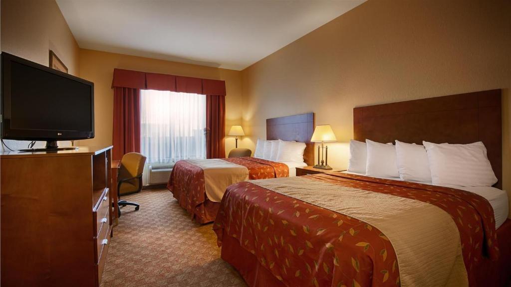 um quarto de hotel com duas camas e uma televisão de ecrã plano em Americas Best Value Inn & Suites-Livingston em Livingston