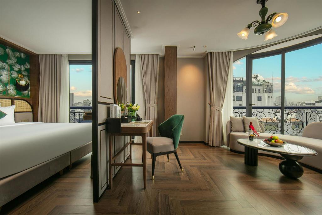 Deluxe Corner Suite