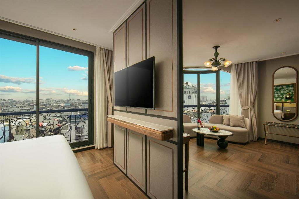 Deluxe Corner Suite