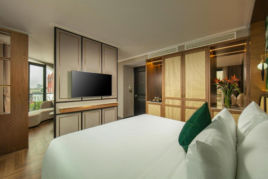 Deluxe Corner Suite