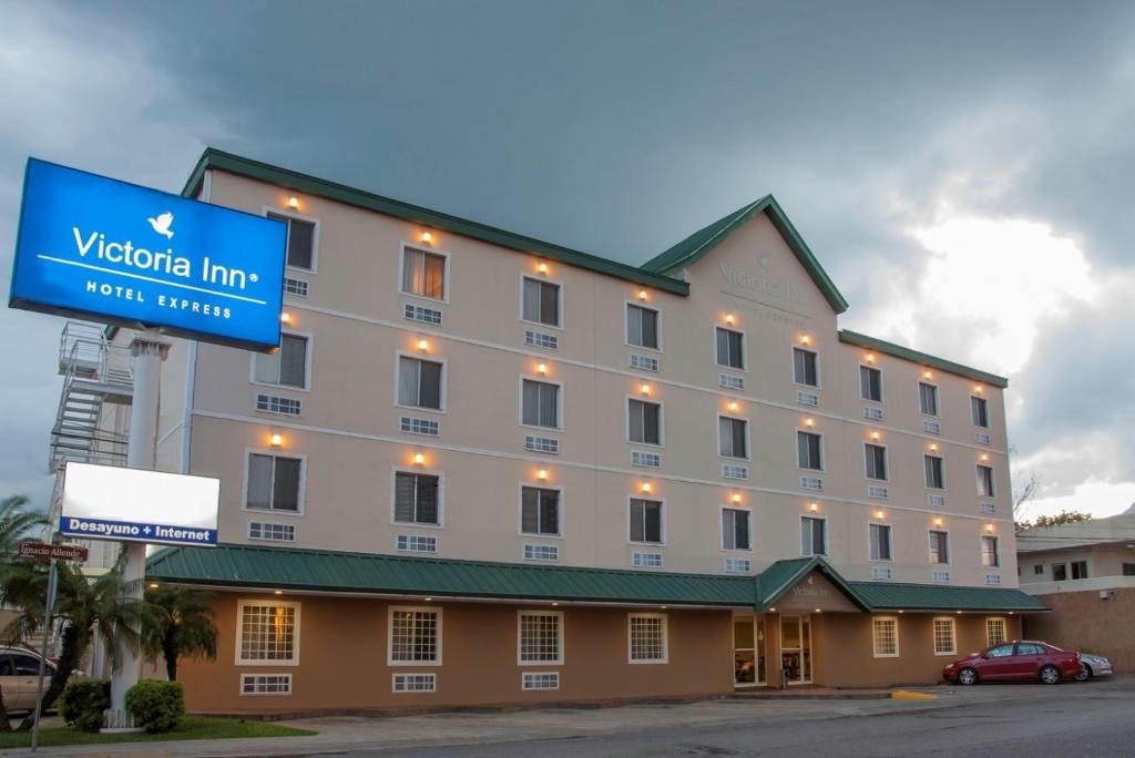 un grand hôtel avec un panneau devant lui dans l'établissement Victoria Inn, à Ciudad Victoria