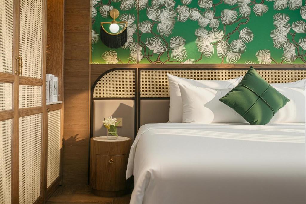 Deluxe Corner Suite